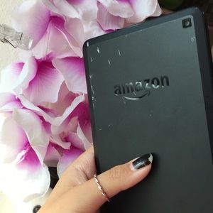 AMAZON KINDLE FIRE (WITH CHARGER)